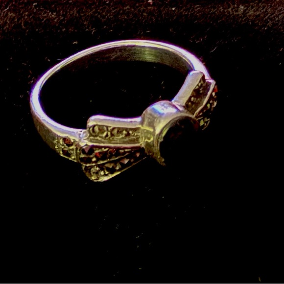 Elegant Silver and Black Onyx Bow Ring - Size 5 - Picture 4 of 5
